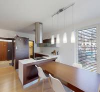 Küche in einer 4-Zimmer-Wohnung mit Holzboden und großen Fenstern.