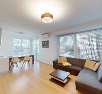 Wohnzimmer mit Ecksofa, Esstisch und Holzboden in einer 4-Zimmer-Wohnung.