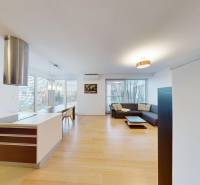 Wohnzimmer verbunden mit Küche und Holzboden in einer 4-Zimmer-Wohnung.