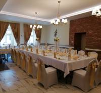 Prächtig dekorierter Saal in Hotels und Pensionen mit Steinverkleidung und effektiver Beleuchtung.