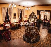 Hotelrestaurant und Pension mit Kamin und Boden in Holzoptik.