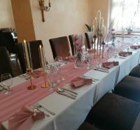 Stilvolles Interieur mit Gästetisch in Hotels und Pensionen, Dekoration mit Kerzen und Blumen.