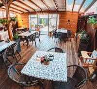 In Hotels und Pensionen mit Holzboden-Dekor gibt es Tische, Stühle und Blumen.