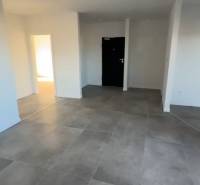 Innenraum einer 3-Zimmer-Wohnung mit großen Fliesen und weißen Wänden.