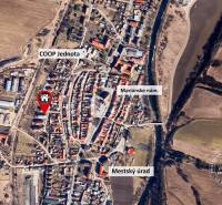 Luftaufnahme eines Teils von Podolínec, einschließlich der Družstevná-Straße und der Lage der 3-Zimmer-Wohnung.