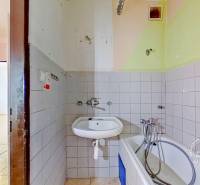 Badezimmer in einer 3-Zimmer-Wohnung mit Badewanne und Waschbecken, direkt beim Eingang.