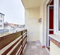 Der Balkon einer 3-Zimmer-Wohnung in der Družstevná-Straße in Podolínec mit Blick auf die benachbarten Gebäude.