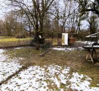 Verschneites Baugrundstück in der Mierová-Straße in Krásnohorské Podhradie.