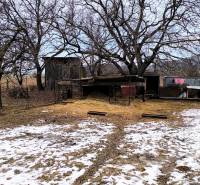 Verschneite Wohnbaugrundstücke mit Bäumen in der Mierova-Straße in Krásnohorské Podhradie.