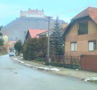 Krásnohorské Podhradie, Mierová Straße: Einfamilienhäuser mit Blick auf die Burg auf Grundstücken - Wohnen.