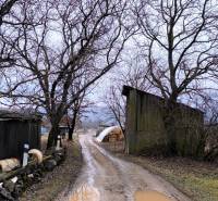Blatiger Weg in Krásnohorské Podhradie in der Mierová-Straße, umgeben von Bäumen und Gebäuden. Grundstücke - Wohnen.