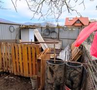 Grundstücke - Wohnen in der Mierová-Straße in Krásnohorské Podhradie mit Materialien und Fässern.