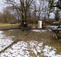 Grundstück in der Mierová-Straße in Krásnohorské Podhradie mit Gras und Schnee, geeignet zum Wohnen.