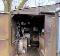 Ein älterer Unterstand auf einem Grundstück zum Wohnen in der Mierová-Straße in Krásnohorské Podhradie.