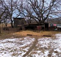 Ein schneebedecktes Grundstück zum Wohnen in Krásnohorské Podhradie, Mierová, mit großen Bäumen.