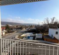 Blick vom Balkon in Bratislava - Dúbravka auf der Agátová-Straße mit Straße und Häusern.