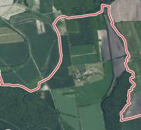 Luftaufnahme von landwirtschaftlichen und forstwirtschaftlichen Flächen in Vysoká pri Morave.