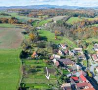 Blick auf Lieskovec, wo Einfamilienhäuser von Natur und Feldern umgeben sind.