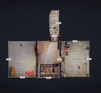 Grundriss eines Einfamilienhauses in Lieskovec, Zimmer und Küche mit gefliestem Boden.