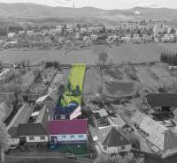 Luftaufnahme von Lieskovec mit einem Einfamilienhaus und einem langen Grundstück im Vordergrund.