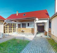 Das Einfamilienhaus in Lieskovec hat eine Terrasse, einen Garten und ein rotes Dach.