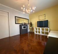 Wohnzimmer mit Holzboden in einer Wohnung mit 5 oder mehr Zimmern.