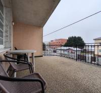 Balkon eines Einfamilienhauses in der Bratislavská-Straße in Bratislava - Záhorská Bystrica.