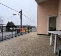 Der Balkon eines Einfamilienhauses in der Bratislavská-Straße in Bratislava - Záhorská Bystrica.