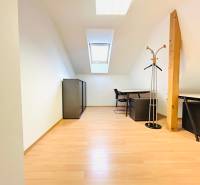 Büros mit Holzboden, Oberlicht, Möbel und Kleiderständer.