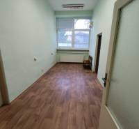 Büros mit Holzboden und großem Fenster zur Miete angeboten.