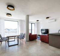 Esszimmer und Wohnzimmer mit Holzboden in einer 3-Zimmer-Wohnung.