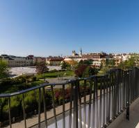 Blick vom Balkon in Nitra auf das Zentrum und die historischen Gebäude.
