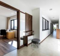 Ein heller Flur mit einem Arbeitszimmer und einem Boden mit Holzdekor in einer 3-Zimmer-Wohnung.