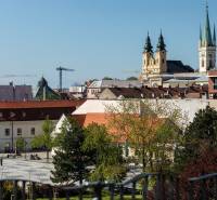 Das historische Zentrum von Nitra mit der Kathedrale und Kränen, geeignet für eine 3-Zimmer-Wohnung.
