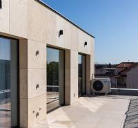 Terrasse einer 3-Zimmer-Wohnung in Nitra mit Keramikfliesen und Blick auf die Stadt.