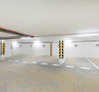 Unterirdischer Parkplatz in Nitra mit markierten Parkplätzen und Beleuchtung.