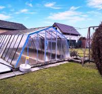 Garten in Partizánske mit einem überdachten Aufstellpool, Schaukel, grüner Rasen.