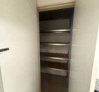 Speisekammer mit Regalen innerhalb einer 3-Zimmer-Wohnung, geeignet zur Lagerung.