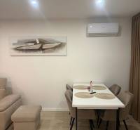 Esszimmer in einer 3-Zimmer-Wohnung mit Holzboden, Tisch und Stühlen.