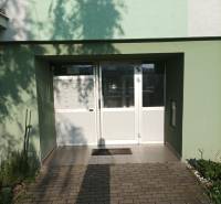 Eingang zum Gebäude mit Briefkästen in der Suvorovova-Straße in Pezinok.