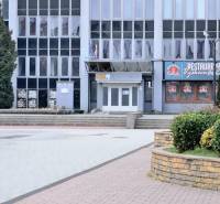 Ein Bürogebäude am Freiheitsplatz in Michalovce, umgeben von Grünflächen und Gehwegen.