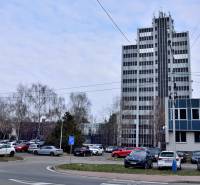 Büros am Freiheitsplatz in Michalovce mit Parkplätzen und umliegendem Grün.