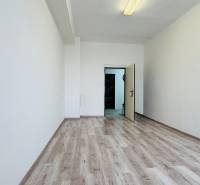 Büros mit weißen Wänden und einem Boden in Holzoptik, offene Türen.