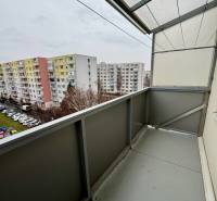 Der Balkon einer 3-Zimmer-Wohnung in der Hviezdoslavova-Straße mit Blick auf die Plattenbauten in Topoľčany.