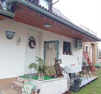 Ein Einfamilienhaus in der Cintorínska-Straße in Divín mit einer Außensitzgelegenheit und Dekorationen.