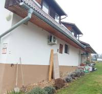 Ein Einfamilienhaus in der Cintorínska-Straße in Divín mit gepflegtem Garten und Dachboden.