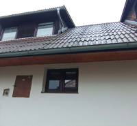 Einfamilienhaus in der Cintorínska-Straße in Divín mit Dachfenstern und Klimaanlage.