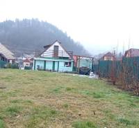 Der Garten beim Einfamilienhaus in der Cintorínska-Straße in Divín mit Blick auf den Wald.