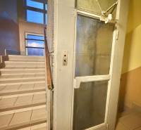 Treppenhaus und Aufzug im Wohngebäude in der Školská-Straße in Čadca.