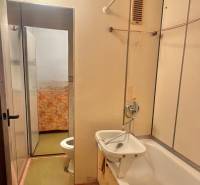 Badezimmer in einer 3-Zimmer-Wohnung mit Badewanne und Waschbecken.